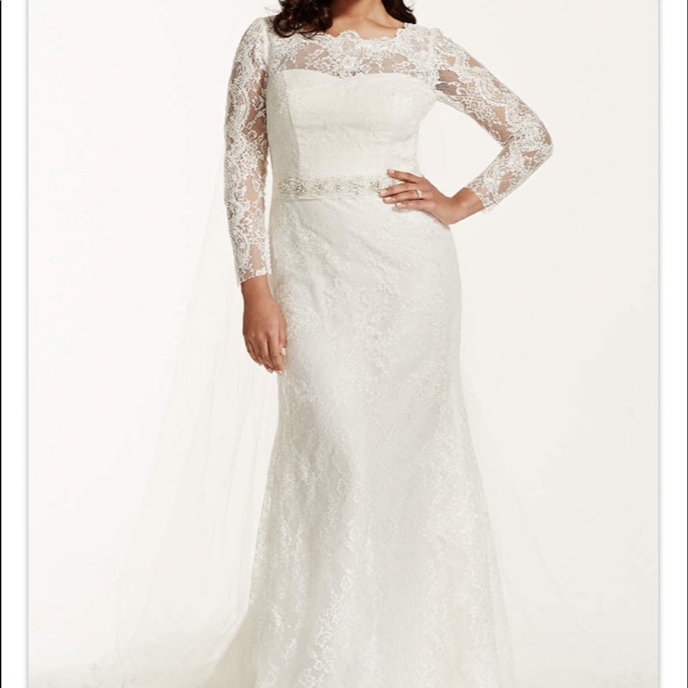 Davids Bridal Wedding Gown STREET SIZE 18-20.  MAKE OFFER! Includes bridal bag!